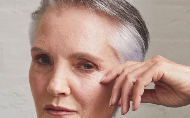 Short grey hair: the trend for 2021